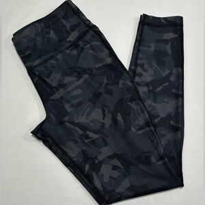 Avia Black Camo Leggings.
Size:S 4-6